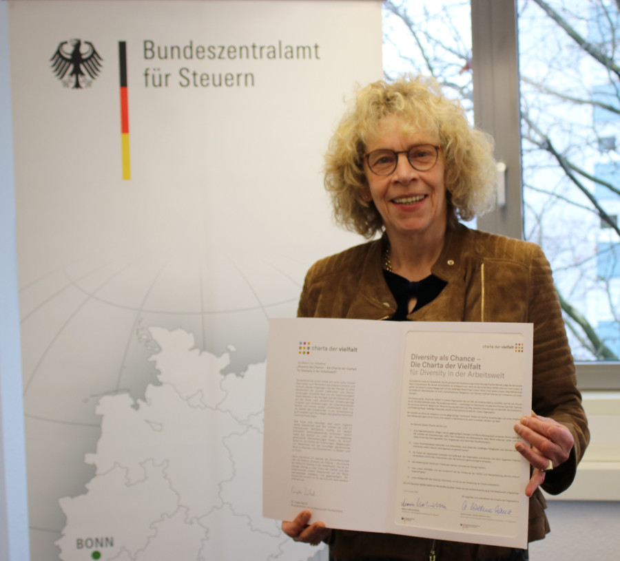 Die Präsidentin des BZSt, Maren Kohlrust-Schulz, unterzeichnet Charta der Vielfalt.
